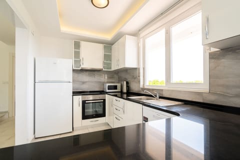 Deluxe Villa | Private kitchen | Full-size fridge, microwave, oven, stovetop