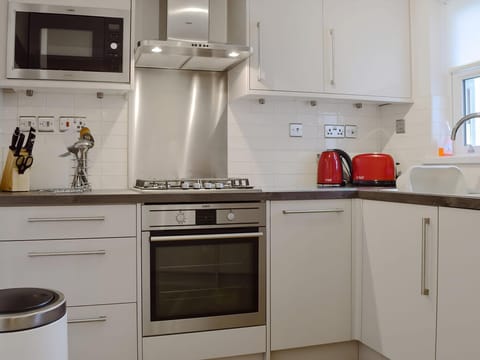 Kitchen | James’ Retreat (Was 12 Elm Court) - Greta Grove Apartments, Keswick