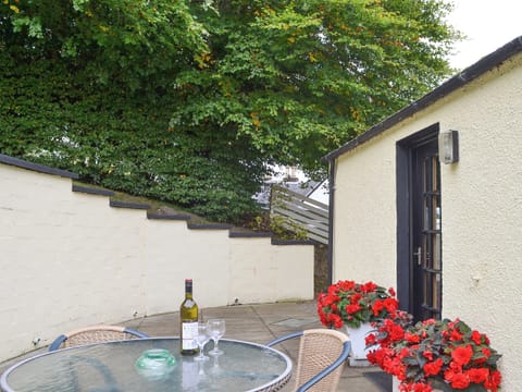 Lovely shaded sitting out area | Kinnettas Cottage, Strathpeffer