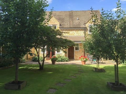 Well tended mature garden | Russet Cottage, Moreton-in-Marsh