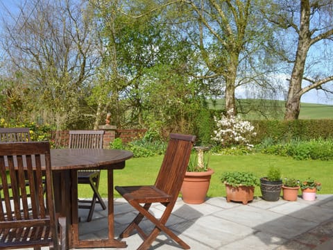 Enclosed courtyard garden with garden furniture | Tom’s Cottage, Dalton-in-Furness
