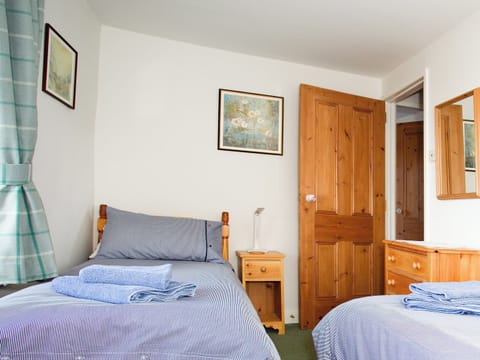 Homely twin bedroom | Ivy Cottage, Giggleswick near Settle