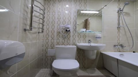 Superior Single Room, 1 Large Twin Bed, Non Smoking | Bathroom | Bathtub, free toiletries, hair dryer, towels