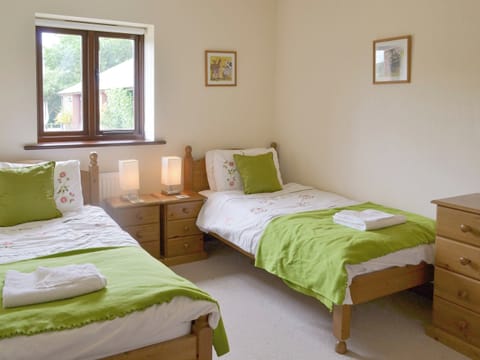Good sized twin bedroom | Cider Barn - Burracott Farm, Poundstock, Bude