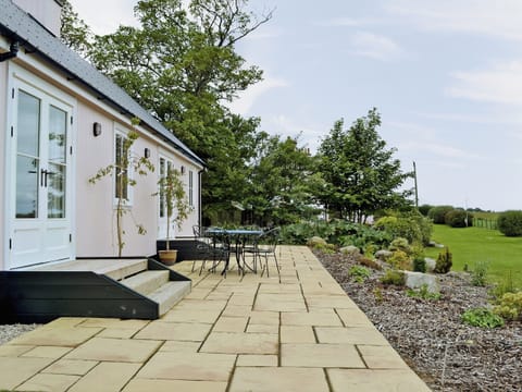 Sitting-out-area | Dunultach Cottage, Clachan near Tarbert
