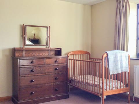 Twin bedroom with children’s cot | The Pump House, Hawkesbury Upton