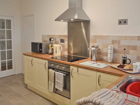 well equipped kitchen | Bwthyn Pereos, Cemlyn near Amlwch
