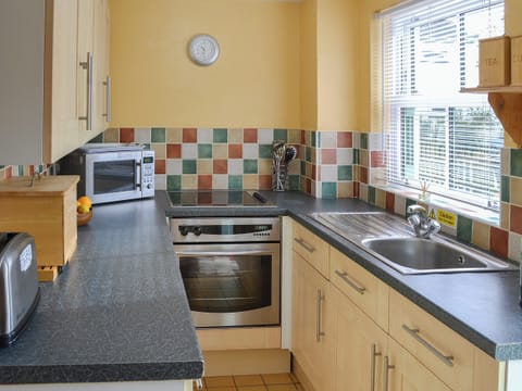 Well equipped attractive kitchen | Willow Cottage, Newquay