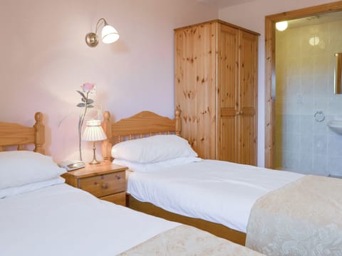 Good-sized en-suite twin bedroom | Dwyfor - Aberkin Farm, Llanystumdwy, near Criccieth