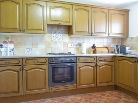 Well-equipped fitted kitchen | Dwyfor - Aberkin Farm, Llanystumdwy, near Criccieth