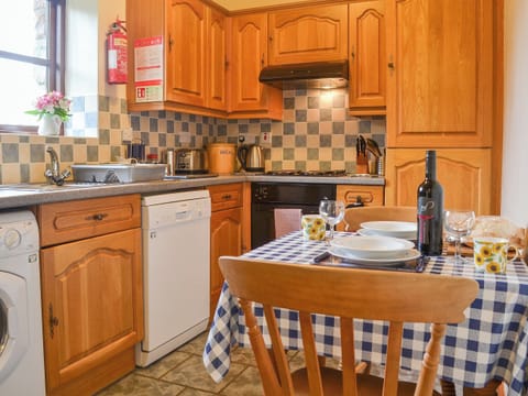 Open plan living space | Beudy Bach - Parciau Farm Cottages, Caernarfon