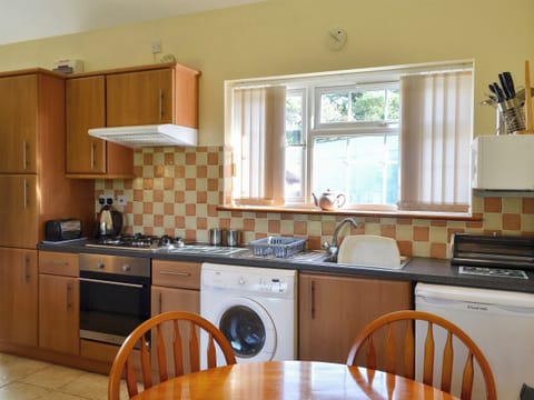 Kitchen and dining area | Black Horse Cottage, Pentraeth, near Beaumaris