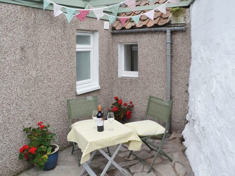 Sitting-out-area | Well Cottage, Ceres near Cupar