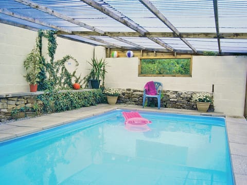 Drum and Monkey Cottage covered heated swimming pool | Drum And Monkey Cottage, Chapel-en-le-Frith