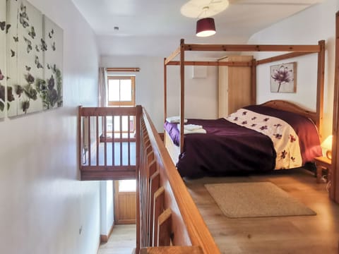 Four Poster bedroom | Harbut Law Holiday Cottages - The Calf Shed, Alston