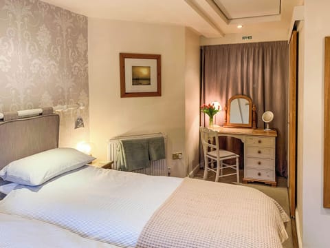 Twin bedroom | Appleshine Cottage, Almondbury