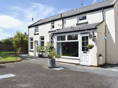 Detached holiday cottage | The Cottage at Stanley Villa, Southport