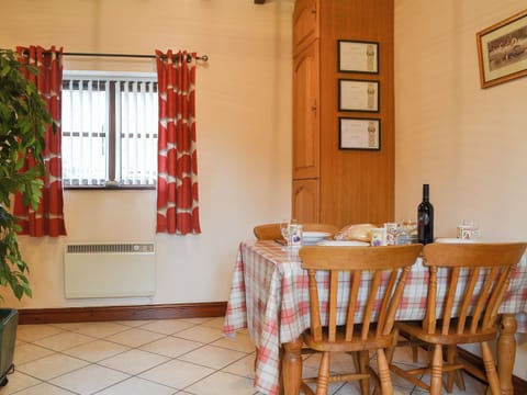 Open plan living space | Beudy Mawr - Parciau Farm Cottages, Caernarfon