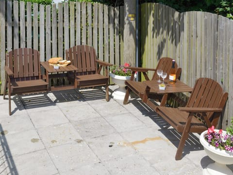 Enclosed patio with outdoor furniture | Lower Moon, Port Isaac