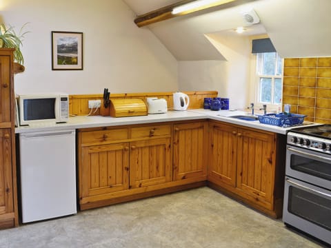 Open plan living/dining room and kitchen | Erw Goed Hen Stabl, Arthog, nr. Dolgellau