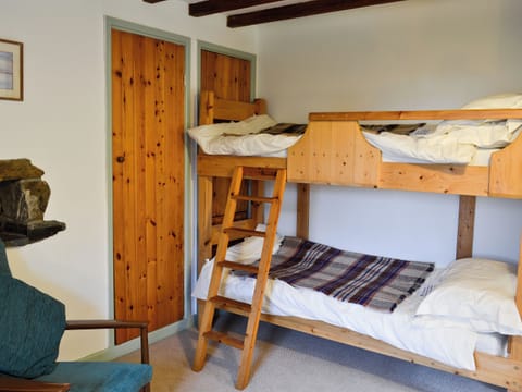 Bedroom with double bed and bunk beds | Erw Goed Hen Stabl, Arthog, nr. Dolgellau