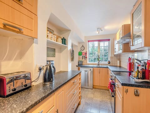 Well-equipped fitted kitchen | Ty Newydd y Graig, Tremeirchion, near St. Asaph