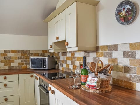 Fully-appointed kitchen | Beudy Hen - Beudy Hen and Ysgubor, Llanfair, near Harlech