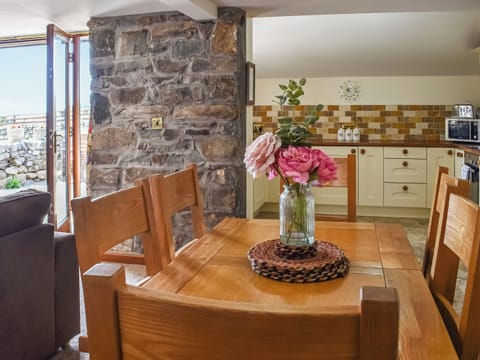 Good-sized dining table | Beudy Hen - Beudy Hen and Ysgubor, Llanfair, near Harlech