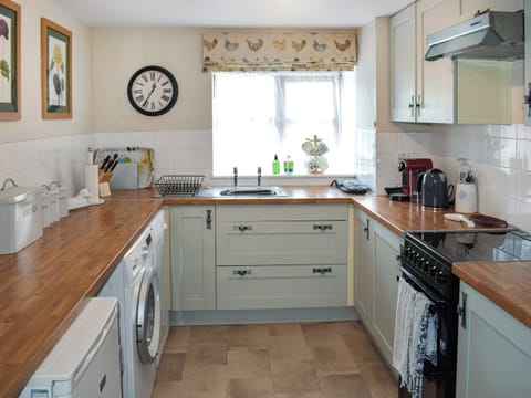 Light and airy kitchen | Grain Store 1 - Little Polgrain Barns, Caerhays, near Tregony