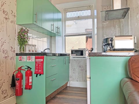 Kitchen | Old Barn Farm Cottage - Old Barn Farm, Uplawmoor, near Paisley
