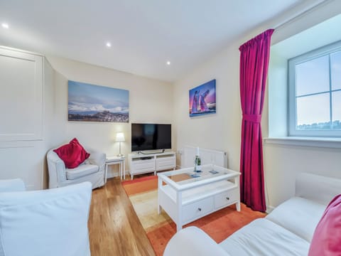 Living room/dining room | Peregrine Cottage - Osprey Hideaways, Stirling