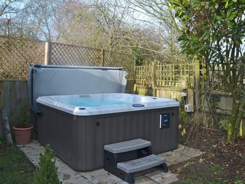 Relaxing shared hot tub | Judd House - St Leonards, Polson, nr. Launceston