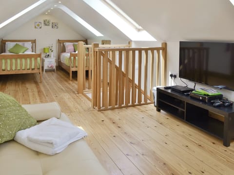 TV area and Twin bedroom | Hen Weithdy, Rhostryfan, Caernarfon