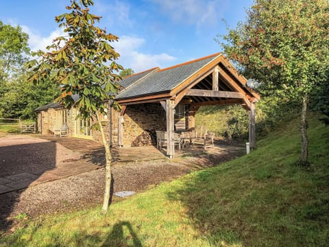 Ranch-style outdoor area in front of the house | Beer Farm, Waterrow, near Wiveliscombe