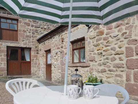 Delightful sitting out area in the cshared ourtyard | Barn Owl Cottage - Willersley Farm, Cromford, near Matlock
