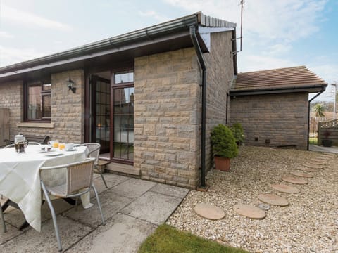 Sitting-out-area with garden furniture | Cleet’s Retreat, Seahouses