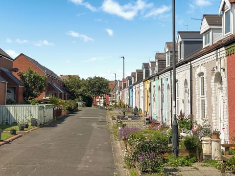 Simpson Street. Pebble Cottage sits in the middle of this pretty row of historic fisherman´s dwellings | Pebble Cottage, Cullercoats, near Tynemouth
