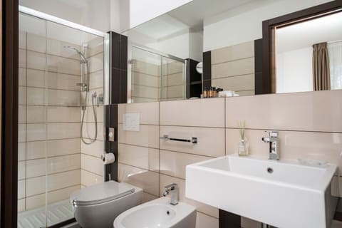 Comfort Double Room | Bathroom | Shower, free toiletries, hair dryer, bidet