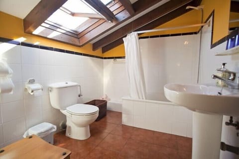 Double or Twin Room | Bathroom | Combined shower/tub, free toiletries, hair dryer, towels