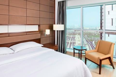 Executive Room, 1 King Bed, City View | Pillowtop beds, minibar, in-room safe, desk