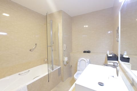 Combined shower/tub, deep soaking tub, free toiletries, towels