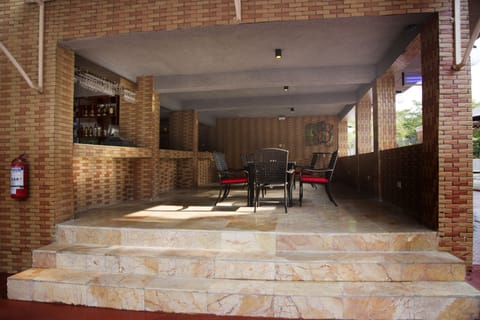 2 bars/lounges, poolside bar