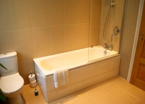 Double Room | Bathroom | Combined shower/tub, free toiletries, hair dryer, towels