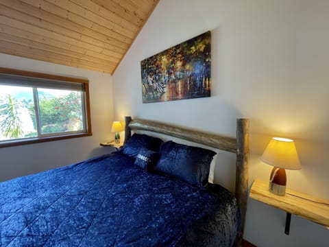 Cabin (Oceanfront with Private Hot Tub / Gon) | 1 bedroom, individually decorated, individually furnished, free WiFi