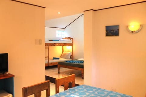 Room 4, Poolside | Desk, free WiFi, bed sheets