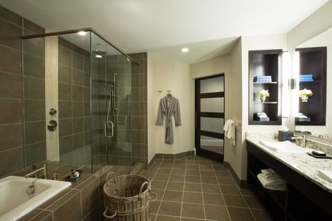 Signature Suite | Bathroom | Hair dryer, bathrobes, slippers, towels