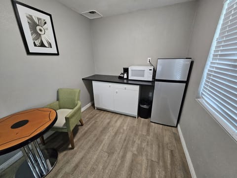 Deluxe Studio, 2 Queen Beds, Kitchenette | Private kitchen