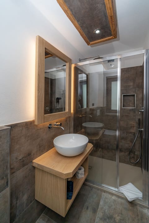 Comfort Double Room | Bathroom | Shower, free toiletries, towels