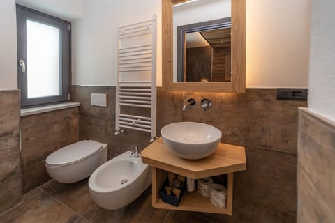 Superior Double or Twin Room | Bathroom | Shower, free toiletries, towels