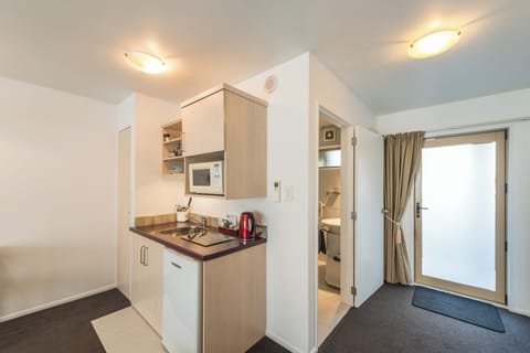 Standard Studio | Private kitchenette | Mini-fridge, microwave, coffee/tea maker, electric kettle